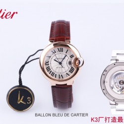卡地亚蓝气球  CARTIER BallonBleu重磅更新 全新推出原版一档076机芯亮点一：采用原版076专用一档机芯，拔档即停秒调时。机芯摆频每小时28800次，动力储存为48小时，nh05只能放12小时，原版076能放一个周末。走时更加抗震防磁，精准稳定，摆脱nh05时不时修表的烦恼。亮点二：所有配件皆可与原装配件互换，厚度做到33款9.96mm/36款12.05mm，与原装基本保持一致。（所有款式齐全_均配备说明书一卡一码同步专柜防伪及跳码规律_细节处理能与原装相媲美_无惧专柜对比）