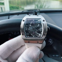 SJ出品 理查德米勒 RM59-01 腕表的表壳,是对Richard Mille钟爱的酒桶型表壳的全新诠释,亦是创新的演绎。直径为50 x 42 x 15毫米，材质为碳钛904L精钢搭配镂空机芯带来完美的震撼效果 腕表搭载RM59-01  原装日本西铁城全自动上链机芯，动力储存大约48小时，镜面采用矿物质钢化玻璃，原装折叠扣搭配腕表专用胶带。三杰精致推荐男士机械腕表 SJ为你精心打造超真实实物图拍摄
