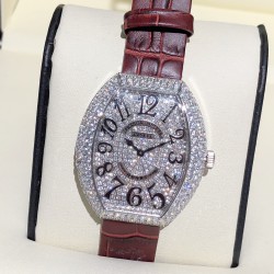法兰克穆勒-FRANCK MULLER（FM），LADIESCOLLECTION系列，瑞士石英机芯，蓝宝石水晶玻璃，进口意大利牛皮制作仿真鳄鱼皮，光泽度饱满，316精钢镀14k金镶钻，尺寸34x39.5mm、厚度：8.5mm。