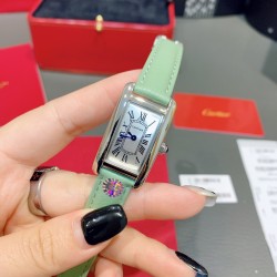 卡地亚-美国坦克-Cartier Tank Amricaine腕表，小号表款，三码合一。采用蓝宝‮水石‬晶镜面，瑞士石英机芯。原版开模，精钢表壳，八角形表冠，镶嵌一颗合成蓝色尖晶石，镀银表盘，剑形蓝钢指针，搭配原装光面折叠表扣，采用进口多色小牛皮。腕‮大表‬器优雅，深‮行受‬家青睐。表壳尺寸：34.80 x 19.00毫米。