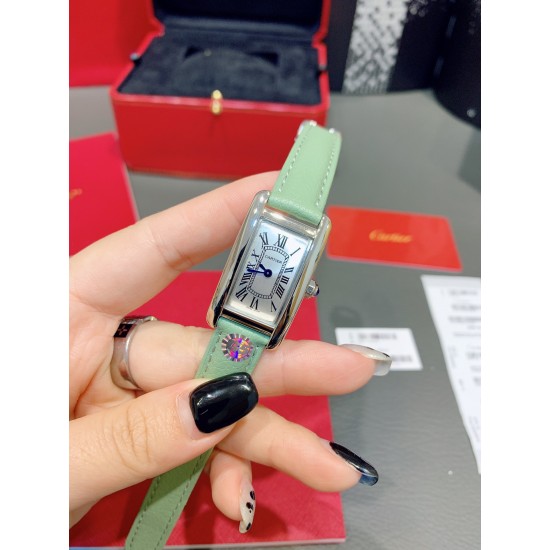 卡地亚-美国坦克-Cartier Tank Amricaine腕表,小号表款,三码合一。采用蓝宝水石晶镜面,瑞士石英机芯。原版开模,精钢表壳,八角形表冠,镶嵌一颗合成蓝色尖晶石,镀银表盘,剑形蓝钢指针,搭配原装光面折叠表扣,采用进口多色小牛皮。腕大表器优雅,深行受家青睐。表壳尺寸:34.80 x 19.00毫米。 卡地亚-美国坦克-Cartier Tank Amricaine腕表,小号表款,三码合一。采用蓝宝水石晶镜面,瑞士石英机芯。原版开模,精钢表壳,八角形表冠,镶嵌一颗合成蓝色尖晶石,镀银表盘,剑形蓝钢指针,搭配原装光面折叠表扣,采用进口多色小牛皮。腕大表器优雅,深行受家青睐。表壳尺寸:34.80 x 19.00毫米。