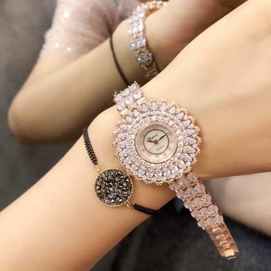 时装奢华版 肖邦-Chopard珠宝腕表:精致奢华;整表采用镶嵌技术;珍珠母贝;包镶流动水滴形透明锆钻,壳直径34mm 实拍 以创造艺术品的方式专注每一只腕表 时装奢华版 肖邦-Chopard珠宝腕表:精致奢华;整表采用镶嵌技术;珍珠母贝;包镶流动水滴形透明锆钻,壳直径34mm 实拍 以创造艺术品的方式专注每一只腕表