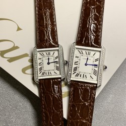 实拍【精品升级版】卡地亚超薄坦克Cartier Tank Solo系列，一款百搭 性价比又高的手表 采用瑞士石英机芯，圆珠形表冠，镶嵌一颗凸圆形合成尖晶石，镀银珠光表盘，罗马数字时标，剑形蓝钢指针，蓝宝石水晶镜面，可搭配进口鳄鱼纹牛皮表带，另有多种颜色荔枝纹原版皮为你打造个性化腕间配饰，直径：小号2431mm,中号2734mm。佩戴舒适柔软服帖，上手显得高贵又典雅，很气质很女人独家货源。「认准细节，欢迎质量对比」