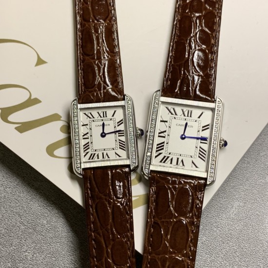 实拍【精品升级版】卡地亚超薄坦克Cartier Tank Solo系列,一款百搭 性价比又高的手表 采用瑞士石英机芯,圆珠形表冠,镶嵌一颗凸圆形合成尖晶石,镀银珠光表盘,罗马数字时标,剑形蓝钢指针,蓝宝石水晶镜面,可搭配进口鳄鱼纹牛皮表带,另有多种颜色荔枝纹原版皮为你打造个性化腕间配饰,直径:小号2431mm,中号2734mm。佩戴舒适柔软服帖,上手显得高贵又典雅,很气质很女人独家货源。「认准细节,欢迎质量对比」 实拍【精品升级版】卡地亚超薄坦克Cartier Tank Solo系列,一款百搭 性价比又高的手表 采用瑞士石英机芯,圆珠形表冠,镶嵌一颗凸圆形合成尖晶石,镀银珠光表盘,罗马数字时标,剑形蓝钢指针,蓝宝石水晶镜面,可搭配进口鳄鱼纹牛皮表带,另有多种颜色荔枝纹原版皮为你打造个性化腕间配饰,直径:小号2431mm,中号2734mm。佩戴舒适柔软服帖,上手显得高贵又典雅,很气质很女人独家货源。「认准细节,欢迎质量对比」