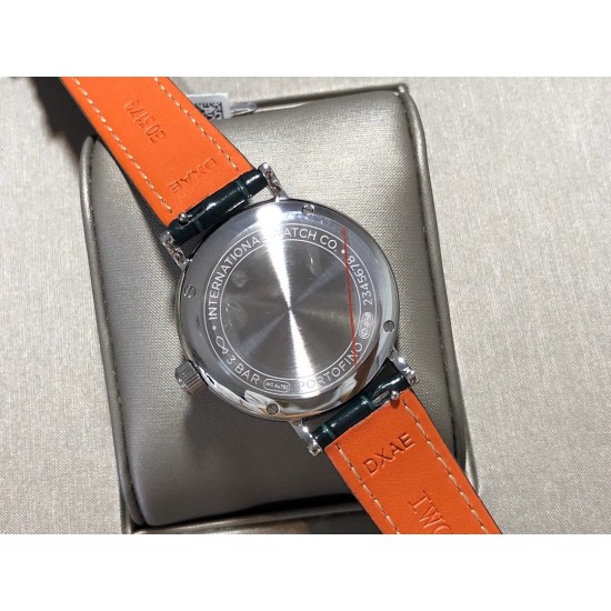 实拍【IWC 2019推出女士全新 Portofino波涛菲诺系列】1⃣️:壳套尺寸34mm/8.8mm采用316精钢材质打磨,每个壳套全程CNC处理所有细节达到完美2⃣️:采用进口日本9015天文台级别经过本厂严格把控 调试 达到零返修稳定性3⃣️:采用瑞士蓝宝石镜面 通透明亮4⃣️字面采用简洁的条丁罗马和表盘十二颗 设计呈现出精致典雅之感5⃣️:表带采用原装快速更换系统 搭配意大利小牛皮皮质柔软细腻:有六种颜色可选(绿色,兰色,黑色,深棕,酒红,粉色)6⃣️:原装表扣采用316精钢材质打磨 实拍【IWC 2019推出女士全新 Portofino波涛菲诺系列】1⃣️:壳套尺寸34mm/8.8mm采用316精钢材质打磨,每个壳套全程CNC处理所有细节达到完美2⃣️:采用进口日本9015天文台级别经过本厂严格把控 调试 达到零返修稳定性3⃣️:采用瑞士蓝宝石镜面 通透明亮4⃣️字面采用简洁的条丁罗马和表盘十二颗 设计呈现出精致典雅之感5⃣️:表带采用原装快速更换系统 搭配意大利小牛皮皮质柔软细腻:有六种颜色可选(绿色,兰色,黑色,深棕,酒红,粉色)6⃣️:原装表扣采用316精钢材质打磨