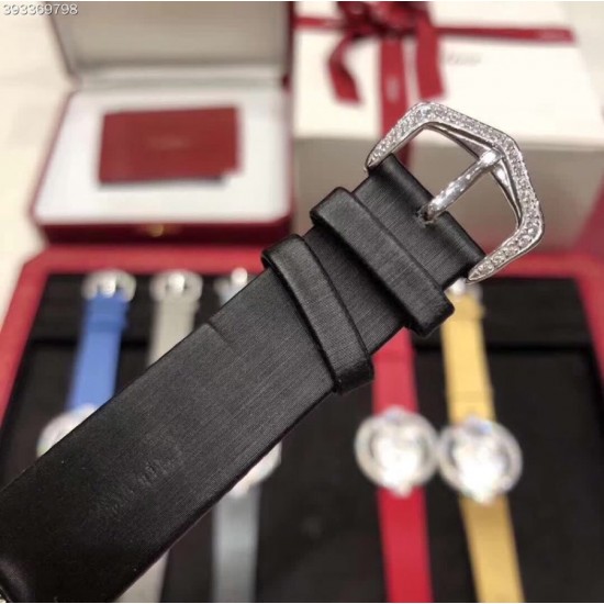各家钟表品牌都喜欢将珠宝与腕表相互融合,既提升了珠宝的使用价值又同时赋予腕表一种华贵之美,而在众多珠宝腕表设计中,独特的外观造型充满设计感,设计师将珠宝创意与腕表相结合,今天CNB腕表论坛为大家推荐12款你意想不到的腕表设计。CARTIER卡地亚创意宝石腕表系列HPI01011腕表-012(关键词:创意宝石腕表系列,925纯银,玫瑰金镶钻,瑞士石英,尺寸:36毫米)。商品规格:默认规格 各家钟表品牌都喜欢将珠宝与腕表相互融合,既提升了珠宝的使用价值又同时赋予腕表一种华贵之美,而在众多珠宝腕表设计中,独特的外观造型充满设计感,设计师将珠宝创意与腕表相结合,今天CNB腕表论坛为大家推荐12款你意想不到的腕表设计。CARTIER卡地亚创意宝石腕表系列HPI01011腕表-012(关键词:创意宝石腕表系列,925纯银,玫瑰金镶钻,瑞士石英,尺寸:36毫米)。商品规格:默认规格