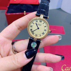 经典永不过时的Cartier卡地亚圆盘中古腕表YYDS❤️一只很复古情结的卡地亚mustbe它来了。30mm表盘大小刚刚好，优雅大方且不失气质的韵味，蓝宝石把头在阳光下依旧纯洁透亮闪耀✨设计大气且耐看，卡地亚罗马文字表盘复古时尚，设计大气且耐看，蓝宝石水晶镜面，表盘两头以简洁的T形金属衔接表带，采用意大利牛皮表带，压鳄鱼纹花色，双面皮透气好，中古美表不仅满满的vintage韵味，酷辣御姐或温柔甜姐都可驾驭的加分款
