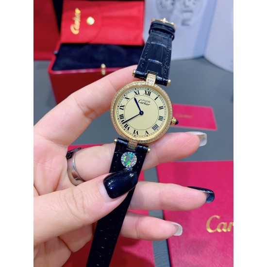 经典永不过时的Cartier卡地亚圆盘中古腕表YYDS❤️一只很复古情结的卡地亚mustbe它来了。30mm表盘大小刚刚好,优雅大方且不失气质的韵味,蓝宝石把头在阳光下依旧纯洁透亮闪耀✨设计大气且耐看,卡地亚罗马文字表盘复古时尚,设计大气且耐看,蓝宝石水晶镜面,表盘两头以简洁的T形金属衔接表带,采用意大利牛皮表带,压鳄鱼纹花色,双面皮透气好,中古美表不仅满满的vintage韵味,酷辣御姐或温柔甜姐都可驾驭的加分款 经典永不过时的Cartier卡地亚圆盘中古腕表YYDS❤️一只很复古情结的卡地亚mustbe它来了。30mm表盘大小刚刚好,优雅大方且不失气质的韵味,蓝宝石把头在阳光下依旧纯洁透亮闪耀✨设计大气且耐看,卡地亚罗马文字表盘复古时尚,设计大气且耐看,蓝宝石水晶镜面,表盘两头以简洁的T形金属衔接表带,采用意大利牛皮表带,压鳄鱼纹花色,双面皮透气好,中古美表不仅满满的vintage韵味,酷辣御姐或温柔甜姐都可驾驭的加分款