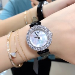 实拍 萧邦新款不断 重点推荐 重磅来袭 LHEUR DU DIAMANT珠宝镶系列，全套精钢镂空打造，光滑精致无暇，采用最新手法三爪镶石工艺，与原装正品一致，尺寸及细节完美至无可挑剔，整表美轮美奂由你任意搭配出行或各种宴会派对，该款专用进口机械机芯，整机保持原状态无改动，稳定性众所周知！表扣饱满不显臃肿，七颗钻石及整个表扣呈现的弧度与镂空的鸟巢壳身完美绝配，搭配之对应效果令你无可挑剔，表带制作精良，狠下本钱采用进口高光牛皮 一点也不逊于市场的一般鳄鱼皮