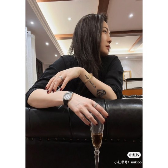 气质秒杀一切!!伯爵69Limelight Gala腕表超级版,正品级、腕表尺寸32mm运用一流的壳套打磨工艺,诠释伯爵优雅气质。.采用定制版瑞士石英机芯,续航给力,走时稳健,零返修。镶饰60颗明亮式切割钻(约0.92克拉)。表扣镶饰单颗明亮式切割施华洛世奇水钻(约0.01克拉)动人线条衬托优雅气质 气质秒杀一切!!伯爵69Limelight Gala腕表超级版,正品级、腕表尺寸32mm运用一流的壳套打磨工艺,诠释伯爵优雅气质。.采用定制版瑞士石英机芯,续航给力,走时稳健,零返修。镶饰60颗明亮式切割钻(约0.92克拉)。表扣镶饰单颗明亮式切割施华洛世奇水钻(约0.01克拉)动人线条衬托优雅气质