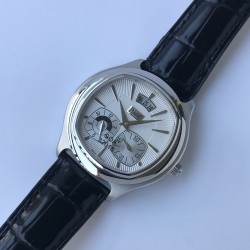 TW出品【高端品质复刻版】伯爵 黑带系列 Piaget BLACK -TIE系列GOA32017 男士腕表 枕形的表壳以不同的几何造型完美和谐地搭配在一起 体现出伯爵匠心独具的创意 造工精湛的机芯不仅拥有时 分和小秒针显示 同时还能区分昼夜 精确显示第二地时间 并配有大型日期显示窗 在设计典雅的表盘上清晰呈现各项功能 尺寸42mm 机芯型号 850P全自动机械 蓝宝石水晶玻璃 进口牛皮 原装折叠扣 是陪伴您外出旅游的最佳旅行腕表