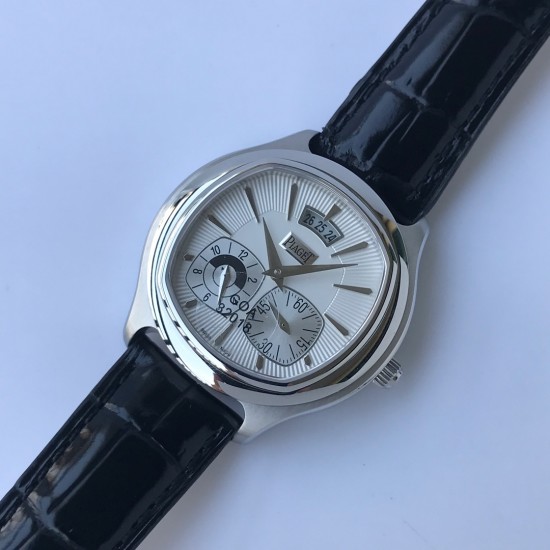 TW出品【高端品质复刻版】伯爵 黑带系列 Piaget BLACK -TIE系列GOA32017 男士腕表 枕形的表壳以不同的几何造型完美和谐地搭配在一起 体现出伯爵匠心独具的创意 造工精湛的机芯不仅拥有时 分和小秒针显示 同时还能区分昼夜 精确显示第二地时间 并配有大型日期显示窗 在设计典雅的表盘上清晰呈现各项功能 尺寸42mm 机芯型号 850P全自动机械 蓝宝石水晶玻璃 进口牛皮 原装折叠扣 是陪伴您外出旅游的最佳旅行腕表 TW出品【高端品质复刻版】伯爵 黑带系列 Piaget BLACK -TIE系列GOA32017 男士腕表 枕形的表壳以不同的几何造型完美和谐地搭配在一起 体现出伯爵匠心独具的创意 造工精湛的机芯不仅拥有时 分和小秒针显示 同时还能区分昼夜 精确显示第二地时间 并配有大型日期显示窗 在设计典雅的表盘上清晰呈现各项功能 尺寸42mm 机芯型号 850P全自动机械 蓝宝石水晶玻璃 进口牛皮 原装折叠扣 是陪伴您外出旅游的最佳旅行腕表