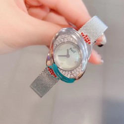 最新 PIAGET伯爵 Limelight非凡珍品腕表系列 花朵 闭合状态下尺寸33mm*22mm， 花朵盛开时直径为33mm。表壳才有18K白金电镀，进口石英机芯 。特点: 表壳由可顺时针旋转的三片花瓣造型组成一朵完美的三色艳丽花朵。第一层花瓣上镶嵌26颗白色钻石于表圈 ，第二层花瓣镶嵌26颗红色钻石彰显奢华，第三层花瓣镶嵌18颗幽邃蓝宝石彰显尊贵，蓝宝石水晶镜面 搭配绸缎丝绢皮/手工锻造丝网表带。这不仅是一款非凡的腕表，更堪称一件珠宝工艺杰作，完美结合创意，生动灵性，彰显着珠宝腕表的优雅魅力