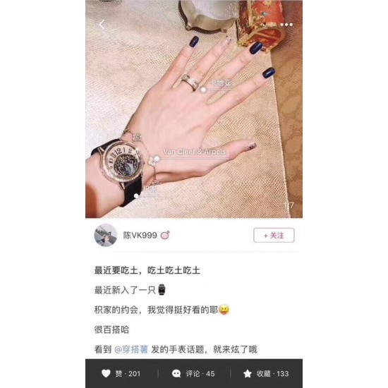 实拍 积家约会系列月相腕表延续了约会系列的独特美学,以珍珠母贝打造一轮皎洁明月,伴以钻石镶饰的璀璨星光,衬于深邃的蓝天表盘之上,可谓“晃所有人的眼,露自己的脸”,将女士的优雅浪漫萦绕腕间,俘获了芳心无数。进口石英机芯,蓝宝石镜面,原装折叠扣,表盘宽34mm,厚9mm。 实拍 积家约会系列月相腕表延续了约会系列的独特美学,以珍珠母贝打造一轮皎洁明月,伴以钻石镶饰的璀璨星光,衬于深邃的蓝天表盘之上,可谓“晃所有人的眼,露自己的脸”,将女士的优雅浪漫萦绕腕间,俘获了芳心无数。进口石英机芯,蓝宝石镜面,原装折叠扣,表盘宽34mm,厚9mm。