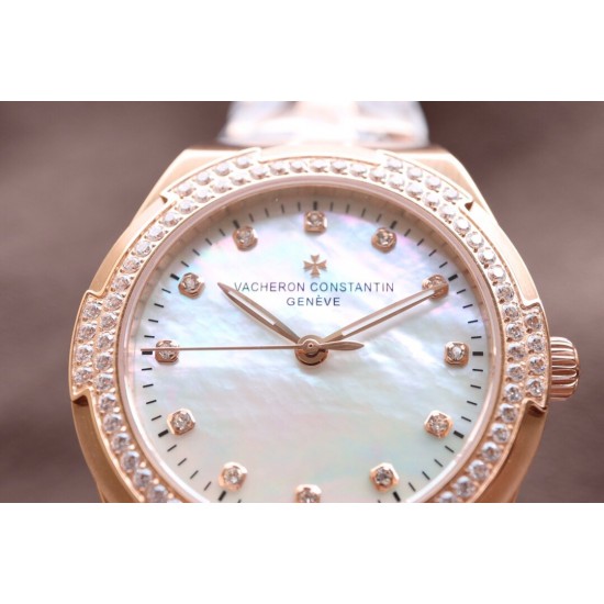 实拍【Vacheron Constantin江诗丹顿】纵横四海系列OVERSEAS女款小号型钢带款——一款极具魅力和旅行精神的女性腕表【表壳】直径36mm适合大部分女性佩戴,84颗圆形切割施华洛水更是钻璀璨夺目 【表盘】简约的大三针设计 旭日纹缎面拉丝的工艺处理 深邃优雅 时标均带白色夜光涂层 【机芯】CITIZEN8系列改Cal.5300机芯(机芯稳定零返修 ) 原装18k纳米镀金质摆陀 实拍【Vacheron Constantin江诗丹顿】纵横四海系列OVERSEAS女款小号型钢带款——一款极具魅力和旅行精神的女性腕表【表壳】直径36mm适合大部分女性佩戴,84颗圆形切割施华洛水更是钻璀璨夺目 【表盘】简约的大三针设计 旭日纹缎面拉丝的工艺处理 深邃优雅 时标均带白色夜光涂层 【机芯】CITIZEN8系列改Cal.5300机芯(机芯稳定零返修 ) 原装18k纳米镀金质摆陀