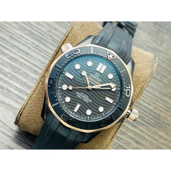 OMEGA 欧米茄【墨黑海马,桀骜登场】新品海马系列300米。表圈、波纹图案表盘均采用黑色氧化锆1Zr021陶瓷制成。镂空指针及12点位的圆点,均覆有Super-LumiNova夜光涂层。机芯的运转美态清晰可见。透过采用波纹边缘设计的蓝宝石玻璃表背,可以欣赏到8806机芯! OMEGA 欧米茄【墨黑海马,桀骜登场】新品海马系列300米。表圈、波纹图案表盘均采用黑色氧化锆1Zr021陶瓷制成。镂空指针及12点位的圆点,均覆有Super-LumiNova夜光涂层。机芯的运转美态清晰可见。透过采用波纹边缘设计的蓝宝石玻璃表背,可以欣赏到8806机芯!