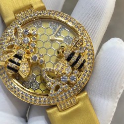 Cartier-卡地亚 创意宝石BESTIAIRE系列 HPI00480 珐琅 40毫米 石英机芯 女士腕表 黄金表盘 镶钻 半透明黄色内填珐琅 2只黄金蜜蜂装饰 镶嵌明亮式切割圆钻 黄色钻石及黑色珐琅条纹 4枚祖母绿蜂眼 这款腕表由尊贵超凡的金属雕琢而成 并衬以珍奇夺目的宝石 堪称高级珠宝中的真正典范 不仅如此 把一株繁茂的植物或者一只惊艳的动物设计成为表盘的造型 既给品牌创意增添了一丝神秘 又在作品中蕴藏了一份雅致