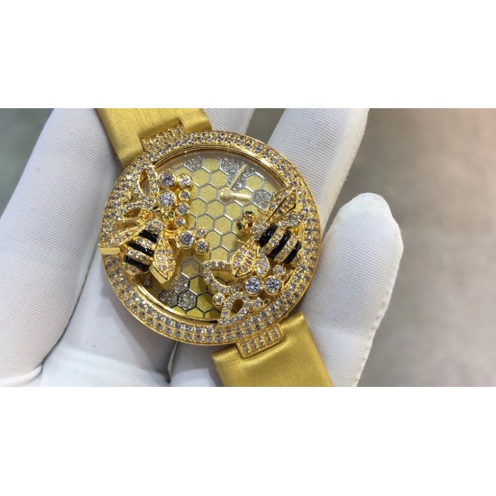 Cartier-卡地亚 创意宝石BESTIAIRE系列 HPI00480 珐琅 40毫米 石英机芯 女士腕表 黄金表盘 镶钻 半透明黄色内填珐琅 2只黄金蜜蜂装饰 镶嵌明亮式切割圆钻 黄色钻石及黑色珐琅条纹 4枚祖母绿蜂眼 这款腕表由尊贵超凡的金属雕琢而成 并衬以珍奇夺目的宝石 堪称高级珠宝中的真正典范 不仅如此 把一株繁茂的植物或者一只惊艳的动物设计成为表盘的造型 既给品牌创意增添了一丝神秘 又在作品中蕴藏了一份雅致 Cartier-卡地亚 创意宝石BESTIAIRE系列 HPI00480 珐琅 40毫米 石英机芯 女士腕表 黄金表盘 镶钻 半透明黄色内填珐琅 2只黄金蜜蜂装饰 镶嵌明亮式切割圆钻 黄色钻石及黑色珐琅条纹 4枚祖母绿蜂眼 这款腕表由尊贵超凡的金属雕琢而成 并衬以珍奇夺目的宝石 堪称高级珠宝中的真正典范 不仅如此 把一株繁茂的植物或者一只惊艳的动物设计成为表盘的造型 既给品牌创意增添了一丝神秘 又在作品中蕴藏了一份雅致