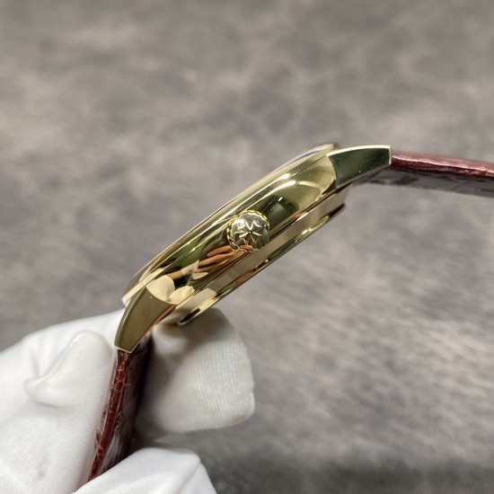 江诗丹顿传承系列85180腕表 【表壳】尺寸40mmX9mm(吻合原装)完美圆形的表壳,搭配微孤式表耳设计,使之更加贴合佩戴者的手腕。每一个成品壳套,都需经过严格的质量把控,方能还原正品独特的质感。【机芯】9015改江诗丹顿自产2450机芯。从夹板到钢轮等部件均由制表师精工装饰,自动摆坨更是镀有18k黄金,最大限度呈现原装精湛的工艺水平。【表镜】前后两片蓝宝石玻璃镜面,均有防眩晕镀膜处理。【表带】双层意大利小牛皮,搭配马耳他十字针扣!出货实拍 江诗丹顿传承系列85180腕表 【表壳】尺寸40mmX9mm(吻合原装)完美圆形的表壳,搭配微孤式表耳设计,使之更加贴合佩戴者的手腕。每一个成品壳套,都需经过严格的质量把控,方能还原正品独特的质感。【机芯】9015改江诗丹顿自产2450机芯。从夹板到钢轮等部件均由制表师精工装饰,自动摆坨更是镀有18k黄金,最大限度呈现原装精湛的工艺水平。【表镜】前后两片蓝宝石玻璃镜面,均有防眩晕镀膜处理。【表带】双层意大利小牛皮,搭配马耳他十字针扣!出货实拍