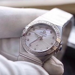欧米茄 OMEGA 星座系列，27mm 石英腕表 ，表壳把管采用内六角旋入式把管，壳的耳位经过线切割慢走丝加工而出，通透十足，细节讲究！