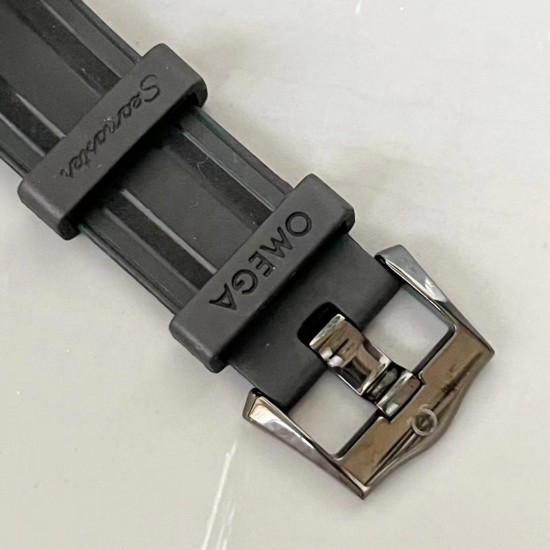 VS 钱包从厚干到薄的墨黑300 PL1 【墨黑海马,桀骜登场】新品 欧米茄 OMEGA 海马系列300米墨黑。表圈、表盘均采用黑色氧化锆1Zr021陶瓷制成。镂空指针及12点位的圆点, 均覆有Super-LumiNova夜光涂层。机芯的运转美态清晰可见。透过采用波纹边缘设计的蓝宝石玻璃表背,可以欣赏到8806定制机芯。 VS 钱包从厚干到薄的墨黑300 PL1 【墨黑海马,桀骜登场】新品 欧米茄 OMEGA 海马系列300米墨黑。表圈、表盘均采用黑色氧化锆1Zr021陶瓷制成。镂空指针及12点位的圆点, 均覆有Super-LumiNova夜光涂层。机芯的运转美态清晰可见。透过采用波纹边缘设计的蓝宝石玻璃表背,可以欣赏到8806定制机芯。