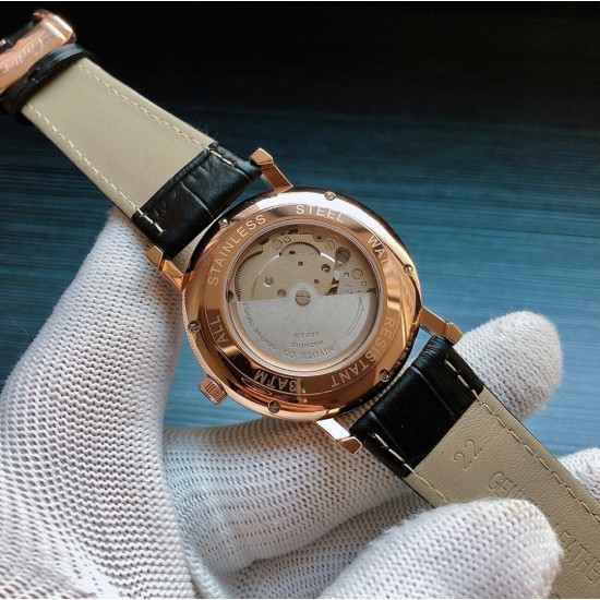 卡地亚 Cartier K19 精品男士腕表,经典大三针设计,尊贵大气,绅士风范,卓越品质,热卖全城。采用进口西铁城机械机芯(零返修),顶级316精钢表壳,进口小牛皮表带,矿物质超强镜面,尺寸40*12 三杰精致推荐男士机械腕表 SJ为你精心挑选超真实实物图拍摄 卡地亚 Cartier K19 精品男士腕表,经典大三针设计,尊贵大气,绅士风范,卓越品质,热卖全城。采用进口西铁城机械机芯(零返修),顶级316精钢表壳,进口小牛皮表带,矿物质超强镜面,尺寸40*12 三杰精致推荐男士机械腕表 SJ为你精心挑选超真实实物图拍摄