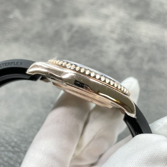 ROLEX 劳力士 YACHT MASTER 游艇名仕型 116655 搭载3235机芯,运动男表, 精钢镀厚玫瑰金表壳 ,陶瓷表圈 ,可双向转动 ,旋入式表冠 ,蓝宝石镜面有日历放大镜6点位镭射皇冠防伪 !氟橡胶表带 ,表带侧面有OYSTERFLEX字样雕刻 !表带背面有导汗槽 ,Glidelock折叠保险表扣 ,40mm 直径.出货实拍 ROLEX 劳力士 YACHT MASTER 游艇名仕型 116655 搭载3235机芯,运动男表, 精钢镀厚玫瑰金表壳 ,陶瓷表圈 ,可双向转动 ,旋入式表冠 ,蓝宝石镜面有日历放大镜6点位镭射皇冠防伪 !氟橡胶表带 ,表带侧面有OYSTERFLEX字样雕刻 !表带背面有导汗槽 ,Glidelock折叠保险表扣 ,40mm 直径.出货实拍