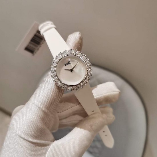 伯爵-PIAGET 全新高级珠宝系列,18K白金.玫瑰金,镶饰24颗马眼型切割美钻(约3.84克拉)是高级珠宝制作的一大挑战;钻石散发的耀眼光芒,皮带采用轻柔的缎面材质,与钻石造型形成优雅对比。原装尺寸31X7.8mm. 伯爵-PIAGET 全新高级珠宝系列,18K白金.玫瑰金,镶饰24颗马眼型切割美钻(约3.84克拉)是高级珠宝制作的一大挑战;钻石散发的耀眼光芒,皮带采用轻柔的缎面材质,与钻石造型形成优雅对比。原装尺寸31X7.8mm.