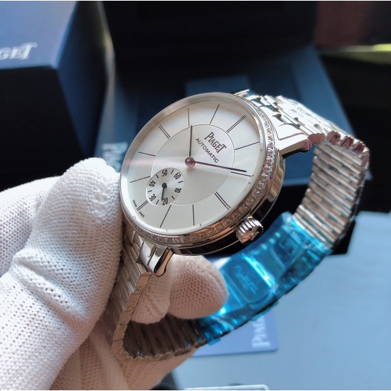 伯爵 Piaget Z2 精品男士腕表,经典两针半设计,圈口镶钻 尊贵大气,绅士风范,卓越品质,热卖全城。采用进口全自动2824 机械机芯(零返修),顶级316精钢表壳 伯爵经典表带, 蓝宝石抗魔镜面,尺寸42*12 三杰为你精致推荐男士精品机械腕表 精致传承真实效果 SJ品质的保证 伯爵 Piaget Z2 精品男士腕表,经典两针半设计,圈口镶钻 尊贵大气,绅士风范,卓越品质,热卖全城。采用进口全自动2824 机械机芯(零返修),顶级316精钢表壳 伯爵经典表带, 蓝宝石抗魔镜面,尺寸42*12 三杰为你精致推荐男士精品机械腕表 精致传承真实效果 SJ品质的保证