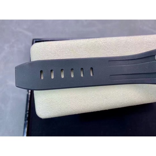 AP 爱彼 皇家橡树离岸型,出自当代最伟大的钟表大师 尊达之手,设计粗旷张扬,特殊的八角形舷窗表圈用8颗六角螺钉与表壳紧密结合,辨识度极高,超强夜光!字面上的凸状格子有映射圈从内向外扩散,立体细腻的效果! AP 爱彼 皇家橡树离岸型,出自当代最伟大的钟表大师 尊达之手,设计粗旷张扬,特殊的八角形舷窗表圈用8颗六角螺钉与表壳紧密结合,辨识度极高,超强夜光!字面上的凸状格子有映射圈从内向外扩散,立体细腻的效果!