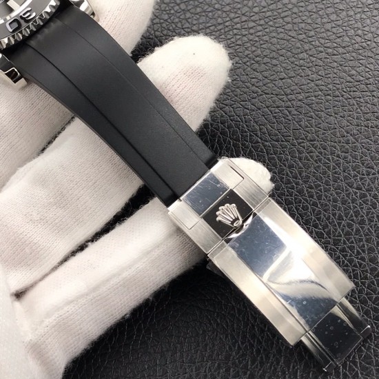 2019新款游艇到货，劳力士ROLEX游艇名仕型 装载2836机芯，双向旋转60分钟刻度外圈配哑黑色Cerachrom陶质圈口，凸显抛光立体数字！新款时针增大，分针缩细，增强了可读性。新款Pyesterflex橡胶表带亦配备蚝式保险扣，人性化二级可剪设计，佩戴稳固从而更加舒适！字面刻度填充进口Chromalight长效果蓝色物料！原装保护胶罩，超级复刻，只有少量，速度要快，动作要帅[机智]现下单外赠一副橡胶表带。