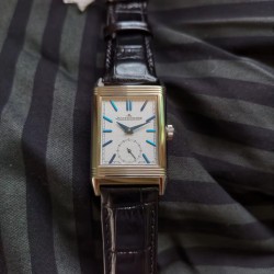 实拍 MG荣誉出品 业内首次突破一机双面双时区！帅到掉渣！积家 Reverso Tribute双面双时区翻转腕表 简洁的小三针正面素雅、温和，规整的反面拥有昼夜显示以及第二时区显示功能，佩戴者仅需一个翻转的瞬间，第二表盘的秘密便尽数呈现。腕表中有两种“面容”呈现，可以迎合佩戴者身处的场景、穿搭以及变换的喜好，既具备耐看的潜质，又可以随时随地更改“容颜”，令人沉迷。机芯:854A/2（百万级研发 手动机械 一机双面双时区）尺寸:49*29mm表带:意大利小牛皮