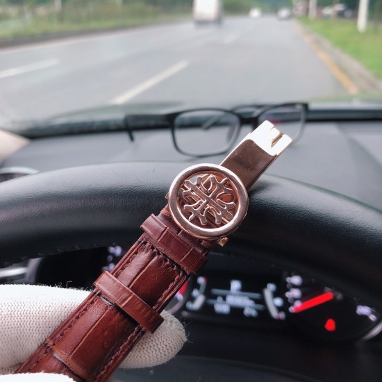 百达翡丽 -PATEK PHILIPPE T26 最新推出独特限量板：享誉全球！巧妙陀飞仑单独停秒设计，豪气十足 标显天工之作！大3针＋多功能全自动设计.绝仑手工鱼鱗批花机芯设计！精密的机械技术和独特设计的高级宛表.A全自动机械机芯  耐用年以上 100%生活防水！三杰自家拍摄！认准质量[色]A级折蝶扣！A级机芯！直径：46mm.厚度12mm  三杰精致推荐男士精品机械腕表 精致传承真实效果 SJ品质的保证