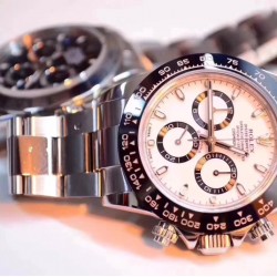 ROLEX 劳力士 专柜，和他们谈起热门款很少有货，Sales大姐说：劳力士从来不缺客户，缺的是货[捂脸]其实的确，说话是牛逼，但是是事实！绿水鬼很火吧，但迪通拿貌似逼格更高。9万多的公价已经被炒到了15万，肯定会破17！是真正一表难求。
