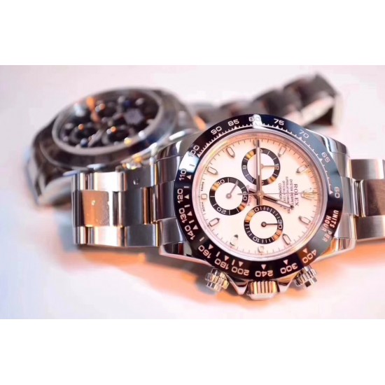 ROLEX 劳力士 专柜，和他们谈起热门款很少有货，Sales大姐说：劳力士从来不缺客户，缺的是货[捂脸]其实的确，说话是牛逼，但是是事实！绿水鬼很火吧，但迪通拿貌似逼格更高。9万多的公价已经被炒到了15万，肯定会破17！是真正一表难求。