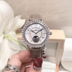 实拍 积家-Jaeger-LeCoultre DAZZLING RENDEZ- VOUS MOON约会系列月相珠宝腕表月之女神，是浪漫与柔美的象征，她掌管着大自然中的潮起潮落和季节更替,是艺术家与诗人们的灵感源泉，在温润莹亮的白色珍珠母贝映衬下,晶莹璀璨的钻石散发出夜空般的静谧之美，表圈镶嵌108颗 钻石,组成两个环绕表壳的同心圆。由36颗以爪镶工艺镶嵌的 钻石组成的外圈,为光芒闪耀的表圈营造出轻盈美妙的质感，尺寸36mm的精钢表壳搭配进口瑞士石英，采用蓝宝石水晶玻璃。