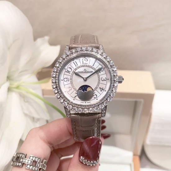 实拍 积家-Jaeger-LeCoultre DAZZLING RENDEZ- VOUS MOON约会系列月相珠宝腕表月之女神,是浪漫与柔美的象征,她掌管着大自然中的潮起潮落和季节更替,是艺术家与诗人们的灵感源泉,在温润莹亮的白色珍珠母贝映衬下,晶莹璀璨的钻石散发出夜空般的静谧之美,表圈镶嵌108颗 钻石,组成两个环绕表壳的同心圆。由36颗以爪镶工艺镶嵌的 钻石组成的外圈,为光芒闪耀的表圈营造出轻盈美妙的质感,尺寸36mm的精钢表壳搭配进口瑞士石英,采用蓝宝石水晶玻璃。 实拍 积家-Jaeger-LeCoultre DAZZLING RENDEZ- VOUS MOON约会系列月相珠宝腕表月之女神,是浪漫与柔美的象征,她掌管着大自然中的潮起潮落和季节更替,是艺术家与诗人们的灵感源泉,在温润莹亮的白色珍珠母贝映衬下,晶莹璀璨的钻石散发出夜空般的静谧之美,表圈镶嵌108颗 钻石,组成两个环绕表壳的同心圆。由36颗以爪镶工艺镶嵌的 钻石组成的外圈,为光芒闪耀的表圈营造出轻盈美妙的质感,尺寸36mm的精钢表壳搭配进口瑞士石英,采用蓝宝石水晶玻璃。