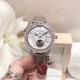 实拍 积家-Jaeger-LeCoultre DAZZLING RENDEZ- VOUS MOON约会系列月相珠宝腕表月之女神,是浪漫与柔美的象征,她掌管着大自然中的潮起潮落和季节更替,是艺术家与诗人们的灵感源泉,在温润莹亮的白色珍珠母贝映衬下,晶莹璀璨的钻石散发出夜空般的静谧之美,表圈镶嵌108颗 钻石,组成两个环绕表壳的同心圆。由36颗以爪镶工艺镶嵌的 钻石组成的外圈,为光芒闪耀的表圈营造出轻盈美妙的质感,尺寸36mm的精钢表壳搭配进口瑞士石英,采用蓝宝石水晶玻璃。 实拍 积家-Jaeger-LeCoultre DAZZLING RENDEZ- VOUS MOON约会系列月相珠宝腕表月之女神,是浪漫与柔美的象征,她掌管着大自然中的潮起潮落和季节更替,是艺术家与诗人们的灵感源泉,在温润莹亮的白色珍珠母贝映衬下,晶莹璀璨的钻石散发出夜空般的静谧之美,表圈镶嵌108颗 钻石,组成两个环绕表壳的同心圆。由36颗以爪镶工艺镶嵌的 钻石组成的外圈,为光芒闪耀的表圈营造出轻盈美妙的质感,尺寸36mm的精钢表壳搭配进口瑞士石英,采用蓝宝石水晶玻璃。