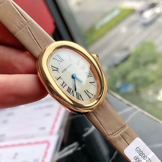 包金卡地亚浴缸系列卡家又一经典之作浴缸系列。实物拿到手的时候大吃一惊,颜值高 !椭圆外型的感觉正是典雅欧风浴缸形状,这也太好看了吧!相比蓝气球段位要高出不少一会儿观摩下公价便知主要是因为通体包真金……Baignoire浴缸系列腕表,小号表款,石英机芯。精钢包18K黄金表壳。包18K黄金圆珠形表冠,镶嵌一颗凸圆形蓝宝石。镀银表盘,剑形蓝钢指针,蓝宝石水晶镜面。灰褐色鳄鱼皮表带,包18K黄金针扣式表扣。表壳尺寸:32x26毫米厚度:8毫米防水深度3巴(约30米)生活防水 包金卡地亚浴缸系列卡家又一经典之作浴缸系列。实物拿到手的时候大吃一惊,颜值高 !椭圆外型的感觉正是典雅欧风浴缸形状,这也太好看了吧!相比蓝气球段位要高出不少一会儿观摩下公价便知主要是因为通体包真金……Baignoire浴缸系列腕表,小号表款,石英机芯。精钢包18K黄金表壳。包18K黄金圆珠形表冠,镶嵌一颗凸圆形蓝宝石。镀银表盘,剑形蓝钢指针,蓝宝石水晶镜面。灰褐色鳄鱼皮表带,包18K黄金针扣式表扣。表壳尺寸:32x26毫米厚度:8毫米防水深度3巴(约30米)生活防水