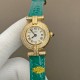 .鳄鱼皮版本卡地亚小旋风must de小金表vintage中古断货王，性价比高闭眼入。神仙颜值美绝trinity，小孩子才做选择，成年人都是all in![色]表径24mm，超薄厚度6.3mm，搭载瑞士石英机芯，罗马刻度奶油盘，简洁大两针，后镶天然美钻搭配鳄鱼皮表带更奢华超级闪。可仙可盐可甜，精致优雅上手绝美。时尚是一个经典的轮回～说不定今年的复古风，你就是走得最驾轻就熟的一个。推荐指数：⭐⭐⭐⭐⭐