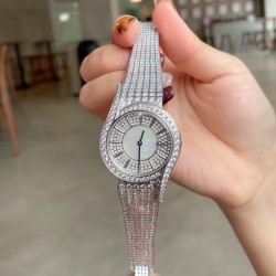 伯爵LIMELIGHT系列G0A38160女士腕表、原装瑞士石英机芯、316L精钢表壳、蓝宝石玻璃镜面、纯手工镶钻打造。尺寸：直径32mm厚7mm（市场最高版本）该款腕表备受女性喜爱，在不同的场合，映耀着她们各自的独特个性与迷人风彩你值得拥有