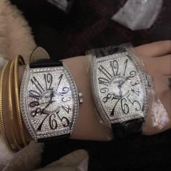法穆兰 Franck Muller 是深受时尚白领及众多明星追捧的顶级腕表品牌，法兰克穆勒的标志性特征是其酒桶型表壳和夸张的弧度设计，同时也拥有精湛的制表工艺，法兰克穆勒手表凝聚了无限心血、承载了无尽情感，是鉴赏家眼中出类拔萃、独一无二的完美杰作。尺寸32mm*45mm*12mm。