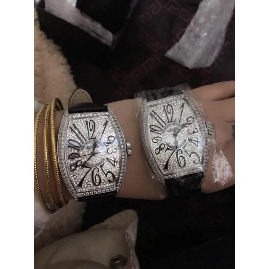 法穆兰 Franck Muller 是深受时尚白领及众多明星追捧的顶级腕表品牌,法兰克穆勒的标志性特征是其酒桶型表壳和夸张的弧度设计,同时也拥有精湛的制表工艺,法兰克穆勒手表凝聚了无限心血、承载了无尽情感,是鉴赏家眼中出类拔萃、独一无二的完美杰作。尺寸32mm*45mm*12mm。 法穆兰 Franck Muller 是深受时尚白领及众多明星追捧的顶级腕表品牌,法兰克穆勒的标志性特征是其酒桶型表壳和夸张的弧度设计,同时也拥有精湛的制表工艺,法兰克穆勒手表凝聚了无限心血、承载了无尽情感,是鉴赏家眼中出类拔萃、独一无二的完美杰作。尺寸32mm*45mm*12mm。