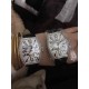 法穆兰 Franck Muller 是深受时尚白领及众多明星追捧的顶级腕表品牌,法兰克穆勒的标志性特征是其酒桶型表壳和夸张的弧度设计,同时也拥有精湛的制表工艺,法兰克穆勒手表凝聚了无限心血、承载了无尽情感,是鉴赏家眼中出类拔萃、独一无二的完美杰作。尺寸32mm*45mm*12mm。 法穆兰 Franck Muller 是深受时尚白领及众多明星追捧的顶级腕表品牌,法兰克穆勒的标志性特征是其酒桶型表壳和夸张的弧度设计,同时也拥有精湛的制表工艺,法兰克穆勒手表凝聚了无限心血、承载了无尽情感,是鉴赏家眼中出类拔萃、独一无二的完美杰作。尺寸32mm*45mm*12mm。