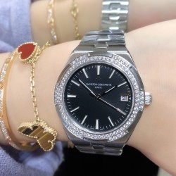 实拍【Vacheron Constantin江诗丹顿】纵横四海系列OVERSEAS女款小号型钢带款——一款极具魅力和旅行精神的女性腕表【表壳】直径36mm适合大部分女性佩戴，84颗圆形切割施华洛水更是钻璀璨夺目 【表盘】简约的大三针设计  旭日纹缎面拉丝的工艺处理 深邃优雅 时标均带白色夜光涂层 【机芯】CITIZEN8系列改Cal.5300机芯（机芯稳定零返修 ） 原装18k纳米镀金质摆陀！