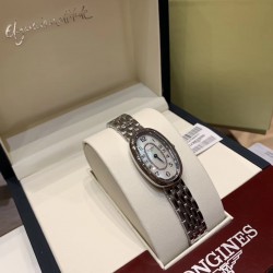 浪琴表圆舞曲系列L2.305.0.87.6简约优雅的圆舞曲系列 进口石英机芯形状:  椭圆形材质:  精钢 表镜:  抗磨损合成蓝宝石，内侧带多层防反光涂层 尺寸:  21.9X 34.9 mm 防水性能:  生活防水表扣:  三折式安全表扣和按压式开启装置