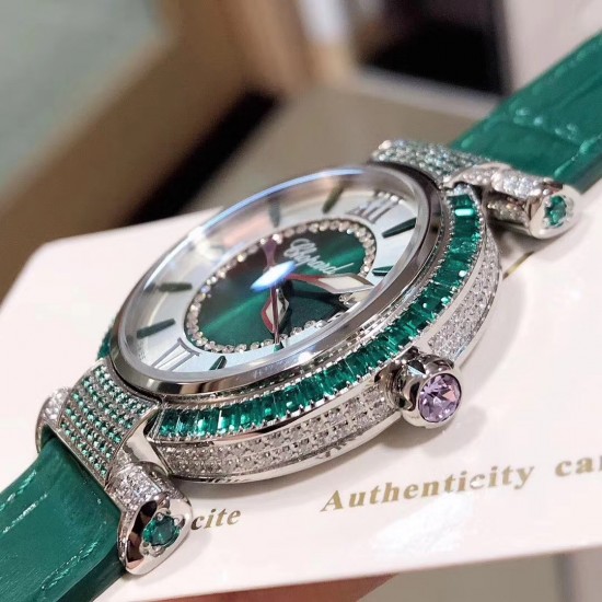 萧邦 CHOPARD IMPERIALE 系列腕表。独特风格带您走进一个新阶段并且成功塑造了崇尚自我表达和与众不同的生活化概念,316精钢材质,此表款全手工镶嵌施华洛世奇水晶钻,成为了美式奢侈生活风格的代表!进口石英机芯以及精细做工,佩戴贴手舒适,设计风格简约明朗。充满奢华璀璨的气息,光彩夺人、让你瞬间提升华丽的气质 萧邦 CHOPARD IMPERIALE 系列腕表。独特风格带您走进一个新阶段并且成功塑造了崇尚自我表达和与众不同的生活化概念,316精钢材质,此表款全手工镶嵌施华洛世奇水晶钻,成为了美式奢侈生活风格的代表!进口石英机芯以及精细做工,佩戴贴手舒适,设计风格简约明朗。充满奢华璀璨的气息,光彩夺人、让你瞬间提升华丽的气质