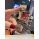 新款积家经典翻转系列高级女士腕表[飞吻][飞吻]精钢表壳，独特设计180度旋转翻盖，内置瑞士石英机芯，走时精准稳定！真皮表带，尺寸1比1[色][色]尺寸：23*34mm 厚度：13.5mm】