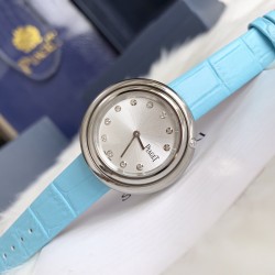 实拍 伯爵-PIAGET 女士腕表 瑞士石英机芯 316L精钢表壳 真牛皮表带 尺寸34*8mm 蓝宝石玻璃镜面 简约的设计,大胆而多彩的配色,以及旋转表圈是伯爵品牌 Possession腕表的特质所在。通过品牌制表师们天马星空的创意,将各个亮色的表带与贵金属、钻石、精钢材质相融,通过圆形盘面的演绎,令全新的 Possession腕表越发闪耀夺目,给人眼前一亮之感。