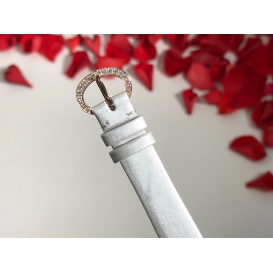 实拍 萧邦Happy Diamonds系列特别款 枫叶美丽并寓意着坚毅精神!即代表永恒爱情送给恋人,也代表对美好的回忆,可送给一路陪伴的朋友,还代表一种岁月的轮回。1比1超前做工同步首发!表面配置三块蓝宝石防刮玻璃,瑞士朗达机芯,尺寸:外径34mm内径14mm。表带14✖️12。 实拍 萧邦Happy Diamonds系列特别款 枫叶美丽并寓意着坚毅精神!即代表永恒爱情送给恋人,也代表对美好的回忆,可送给一路陪伴的朋友,还代表一种岁月的轮回。1比1超前做工同步首发!表面配置三块蓝宝石防刮玻璃,瑞士朗达机芯,尺寸:外径34mm内径14mm。表带14✖️12。